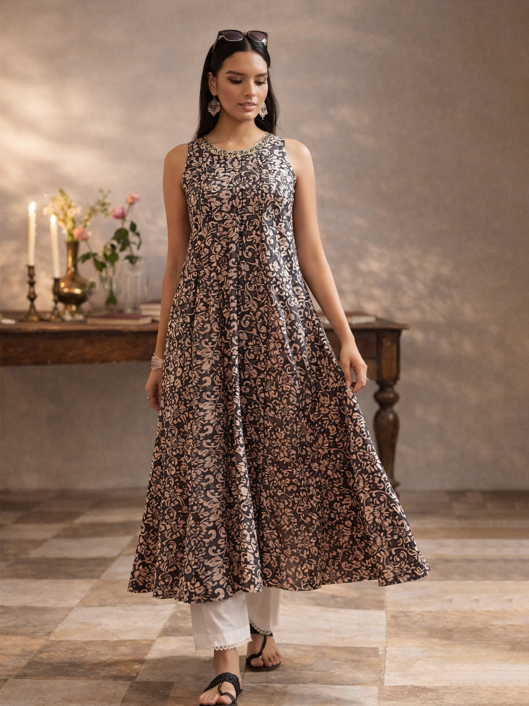 Women Dark Grey Floral Embroidered Sleeveless Kurta With Straight Pant