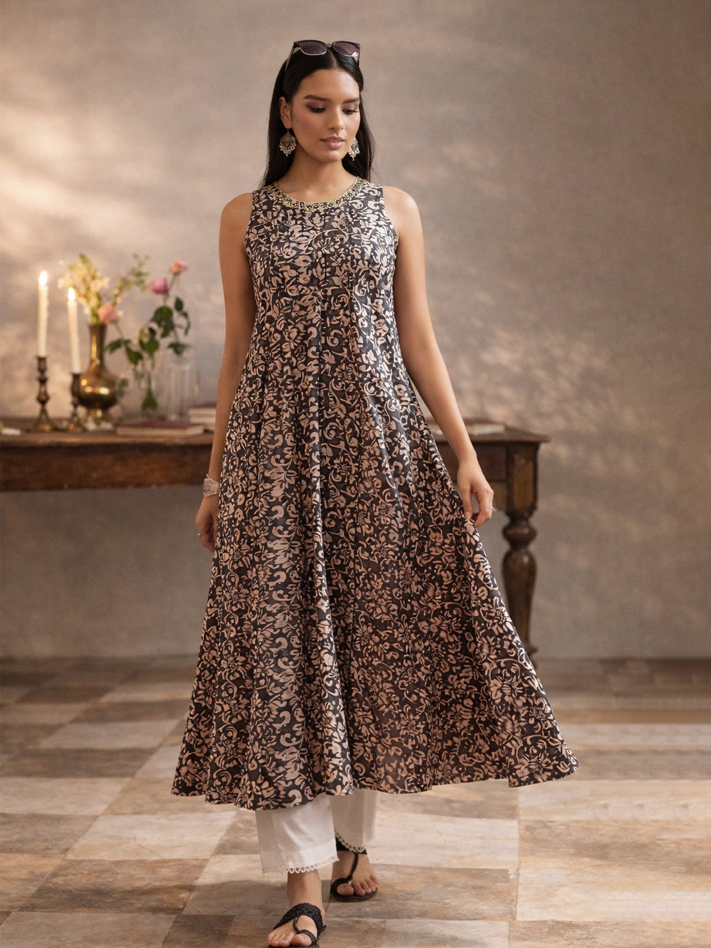 Women Dark Grey Floral Embroidered Sleeveless Kurta With Straight Pant