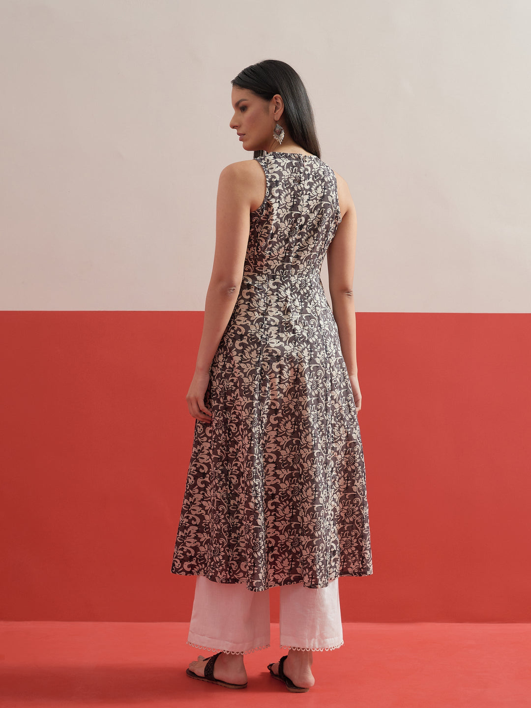 Women Dark Grey Floral Embroidered Sleeveless Kurta With Straight Pant