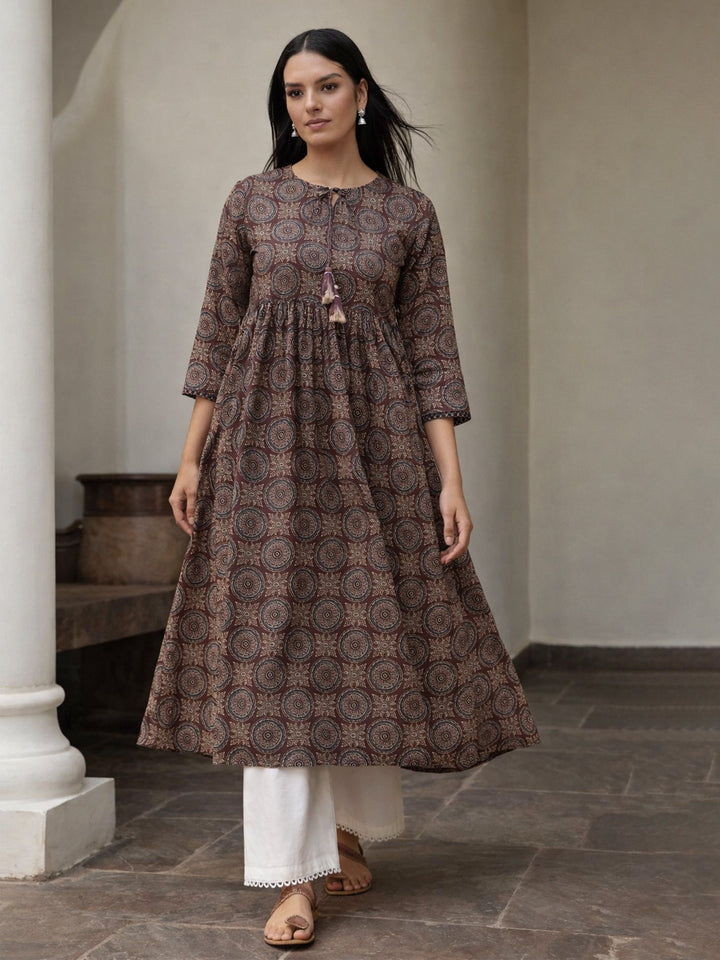 Women Brown Geometric Print Gathered Kurta With Straight Pant