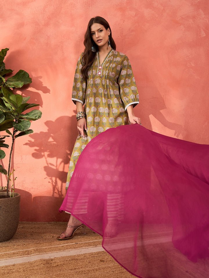 Green Floral Cambric Kurta With Pencil Pants &amp; Dupatta-Shae by SASSAFRAS