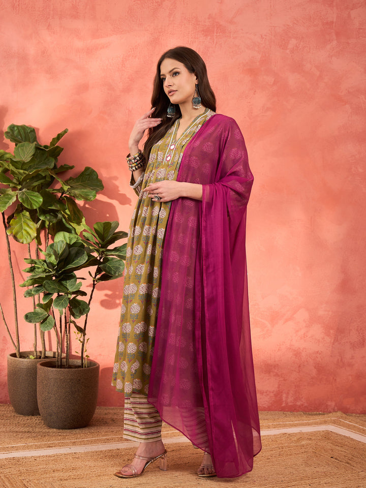 Green Floral Cambric Kurta With Pencil Pants &amp; Dupatta-Shae by SASSAFRAS
