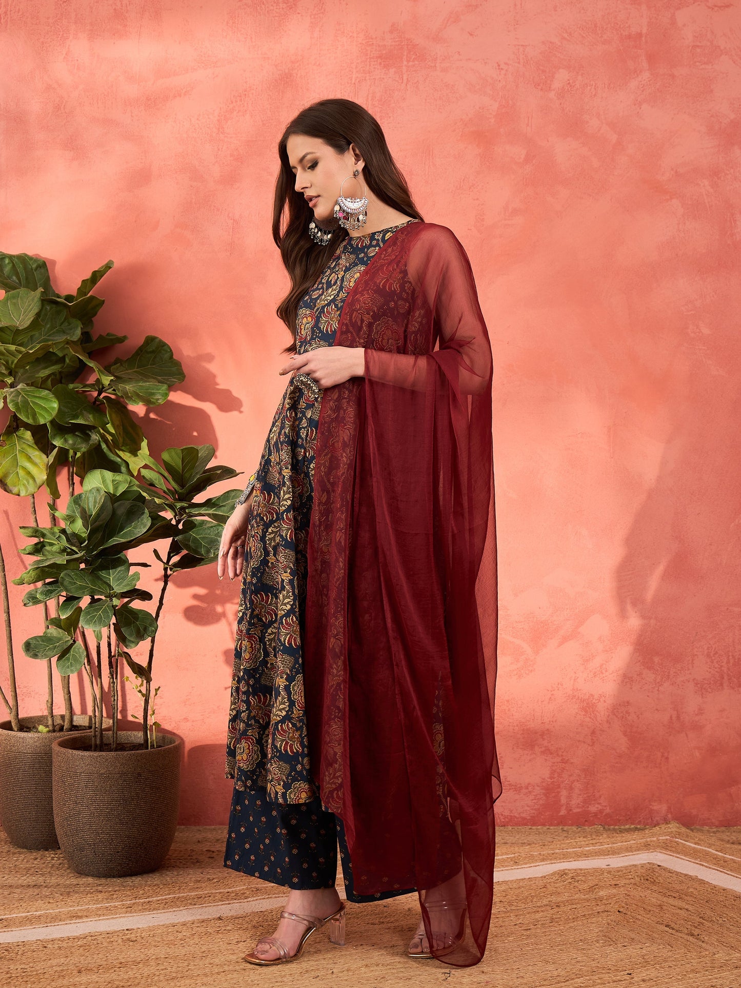 Women Navy Floral Sleeveless Kurta With Pencil Pants & Dupatta