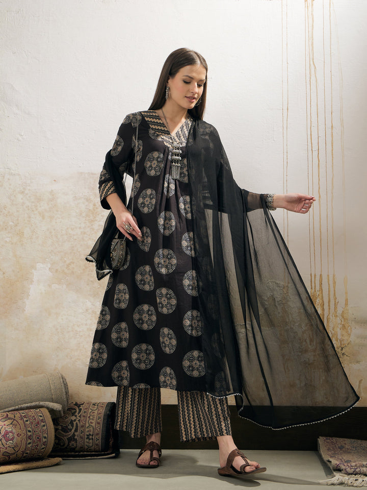 Black Geometric Print V Neck Kurta With Pencil Pants &amp; Dupatta-Shae by SASSAFRAS