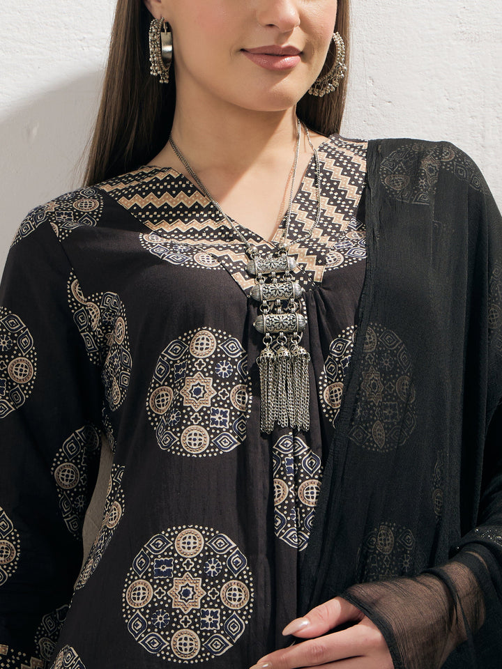 Black Geometric Print V Neck Kurta With Pencil Pants &amp; Dupatta-Shae by SASSAFRAS