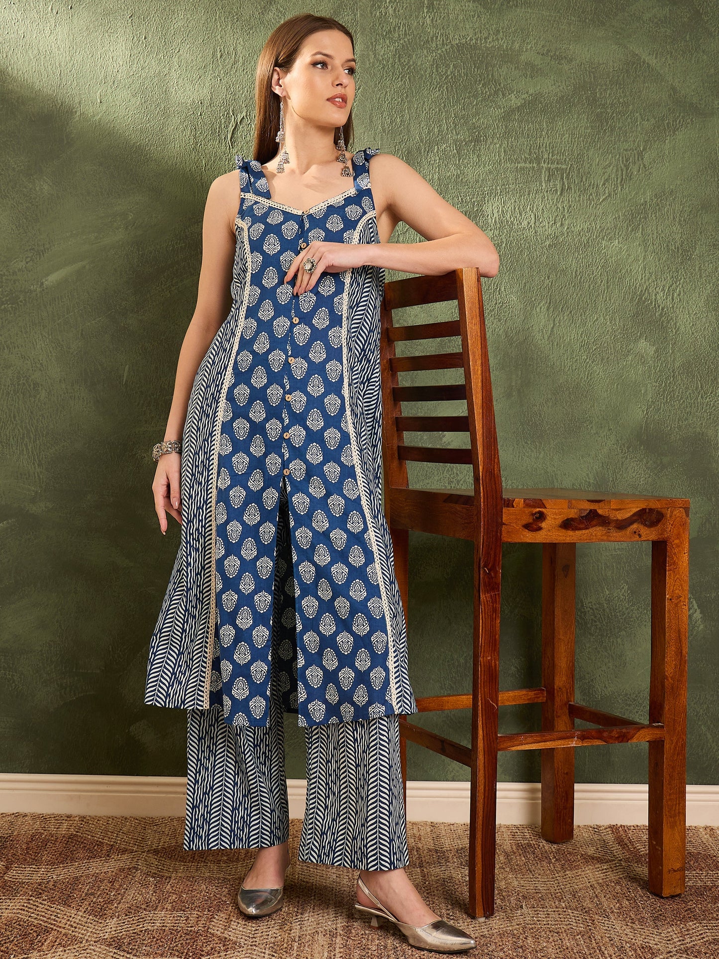 Blue Floral Front Button Slit Kurta With Pants