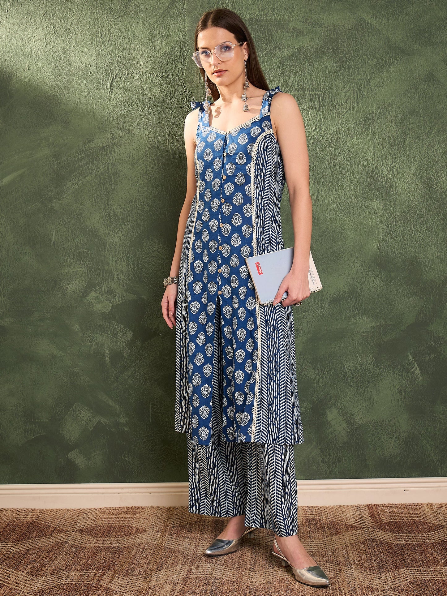 Blue Floral Front Button Slit Kurta With Pants
