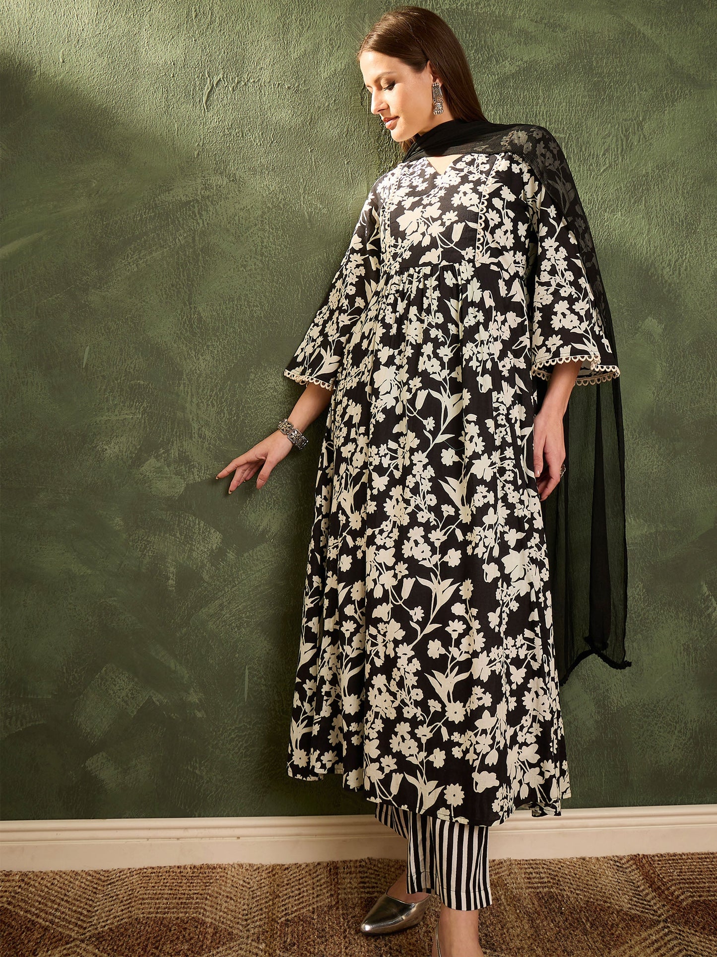 Women Black & White Floral Gathered Kurta Set with Dupatta
