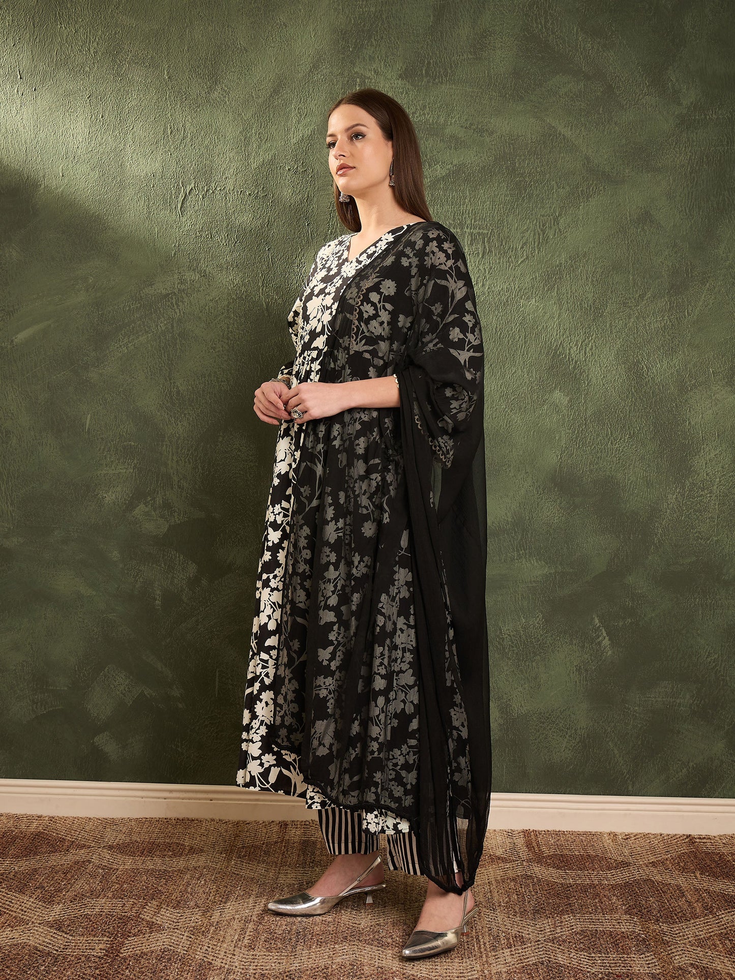 Women Black & White Floral Gathered Kurta Set with Dupatta
