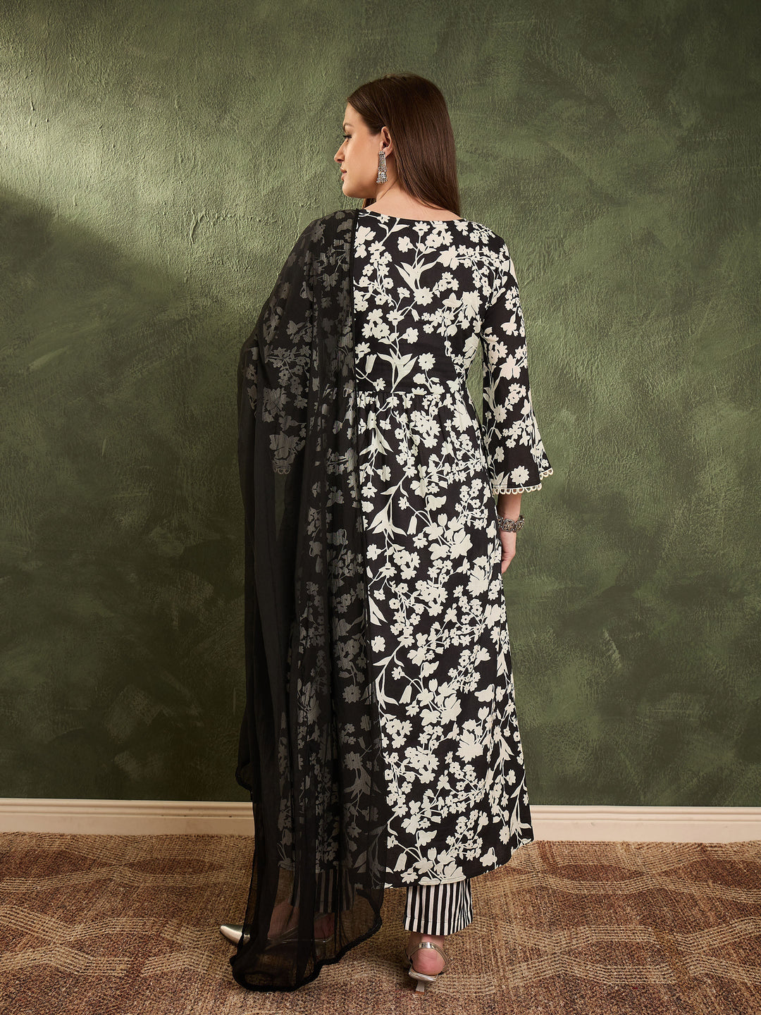 Women Black &amp; White Floral Gathered Kurta Set with Dupatta