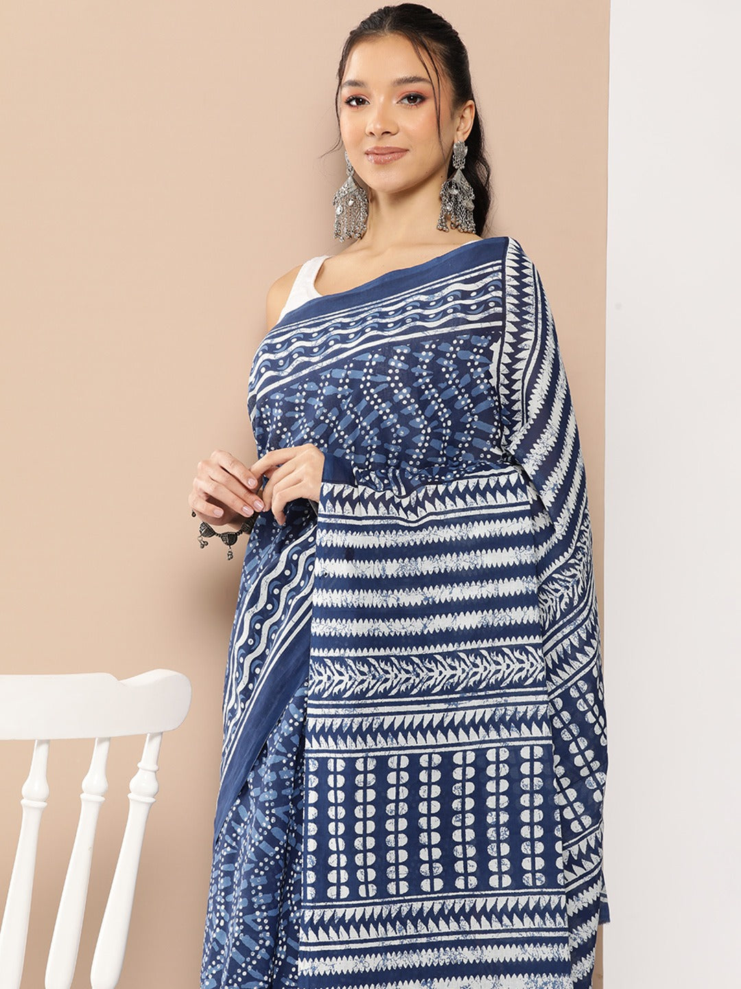 Women's Blue Cotton Blue Chevron Mulmul Cotton Sarees With Unstitched Blouse by Yufta, suitable for wholesale buyers, boutiques, retailers, resellers and bulk fashion orders from Trendphoria