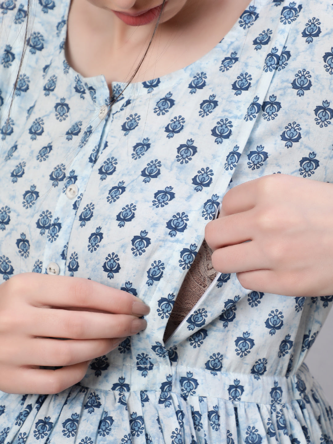 Women Off White &amp; Blue Floral Printed Maternity Dress With Three Quarter Sleeves