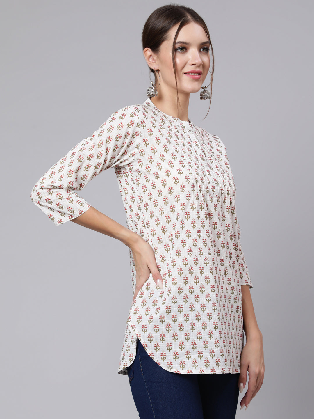 Off-White Straight Tunic With Three Quaretr Sleeves