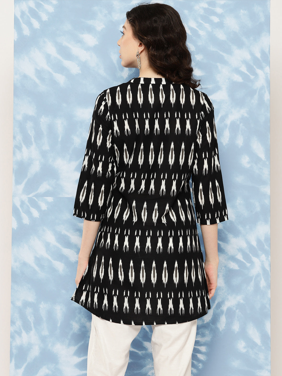 Black Straight Tunic With Three Quarter Sleeves