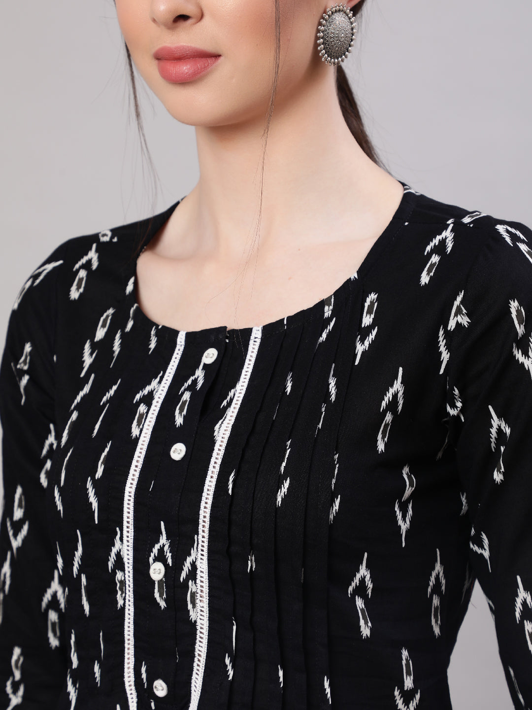 Women Black Straight Tunic With Three Quarter Sleeves