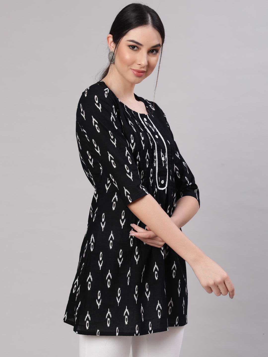 Women Black Straight Tunic With Three Quarter Sleeves