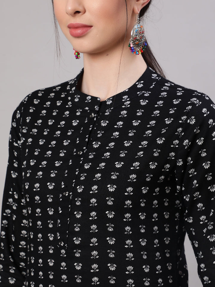 Women Black Straight Tunic With Three Quarter Sleeves