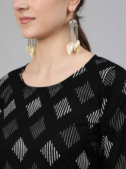 Black Chacks Printed Straight Kurta With Round Neck