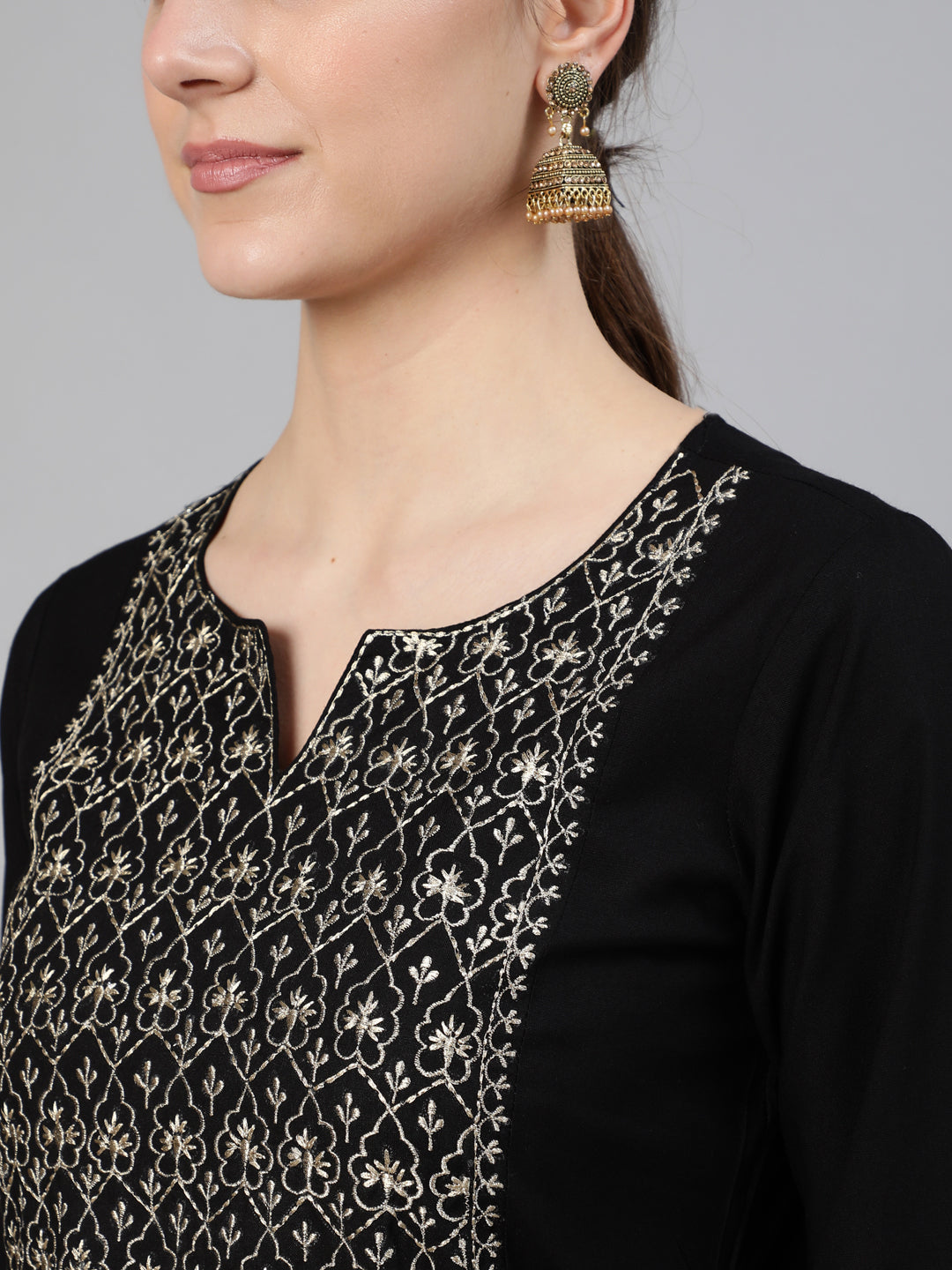 Black Embroidered Straight Kurta With Three Quarter Sleeves