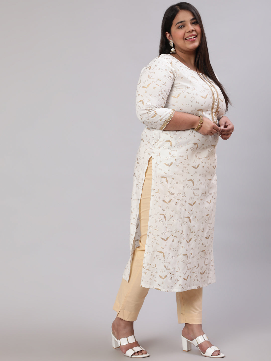 Plus Size Off White Printed Straight Kurta With Three Quarters Sleeves
