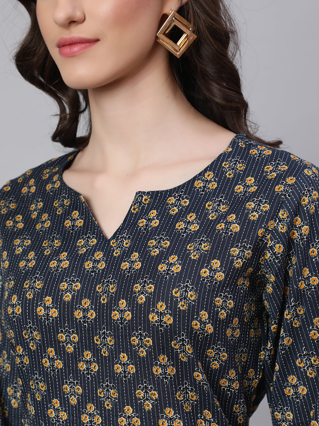 Women Black Printed straight Kurta With three quarter sleeves