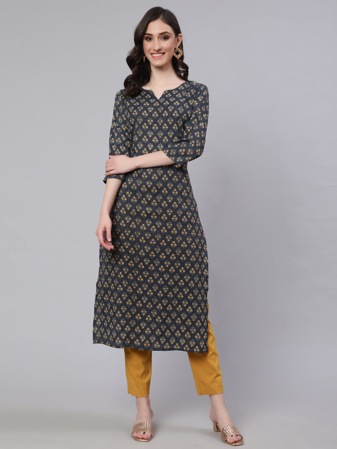 Women Black Printed straight Kurta With three quarter sleeves