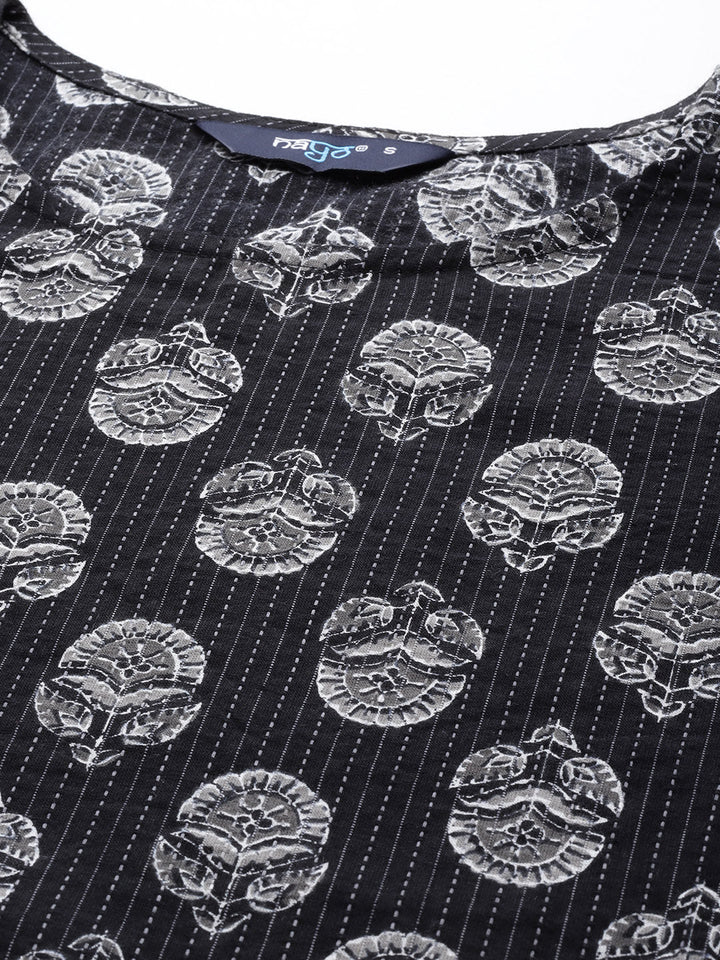 Women Black Printed straight Kurta With three quarter sleeves
