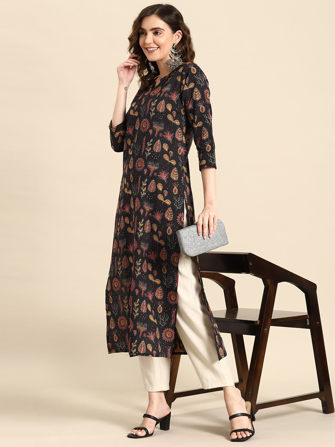 Women Black Printed straight Kurta With three quarter sleeves