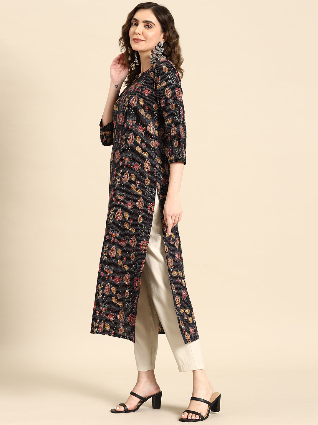 Women Black Printed straight Kurta With three quarter sleeves