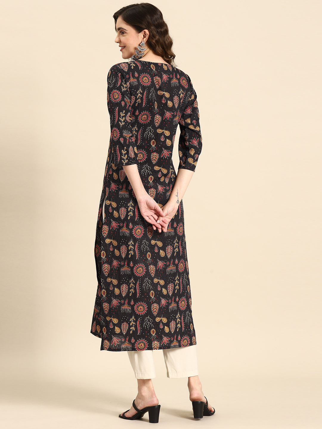 Women Black Printed straight Kurta With three quarter sleeves