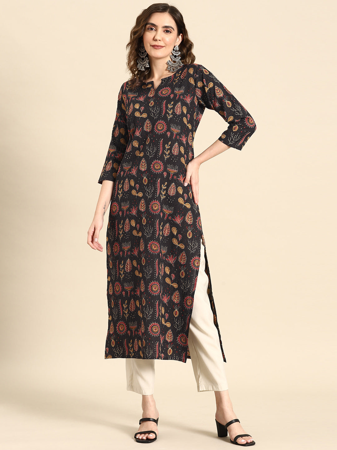 Women Black Printed straight Kurta With three quarter sleeves