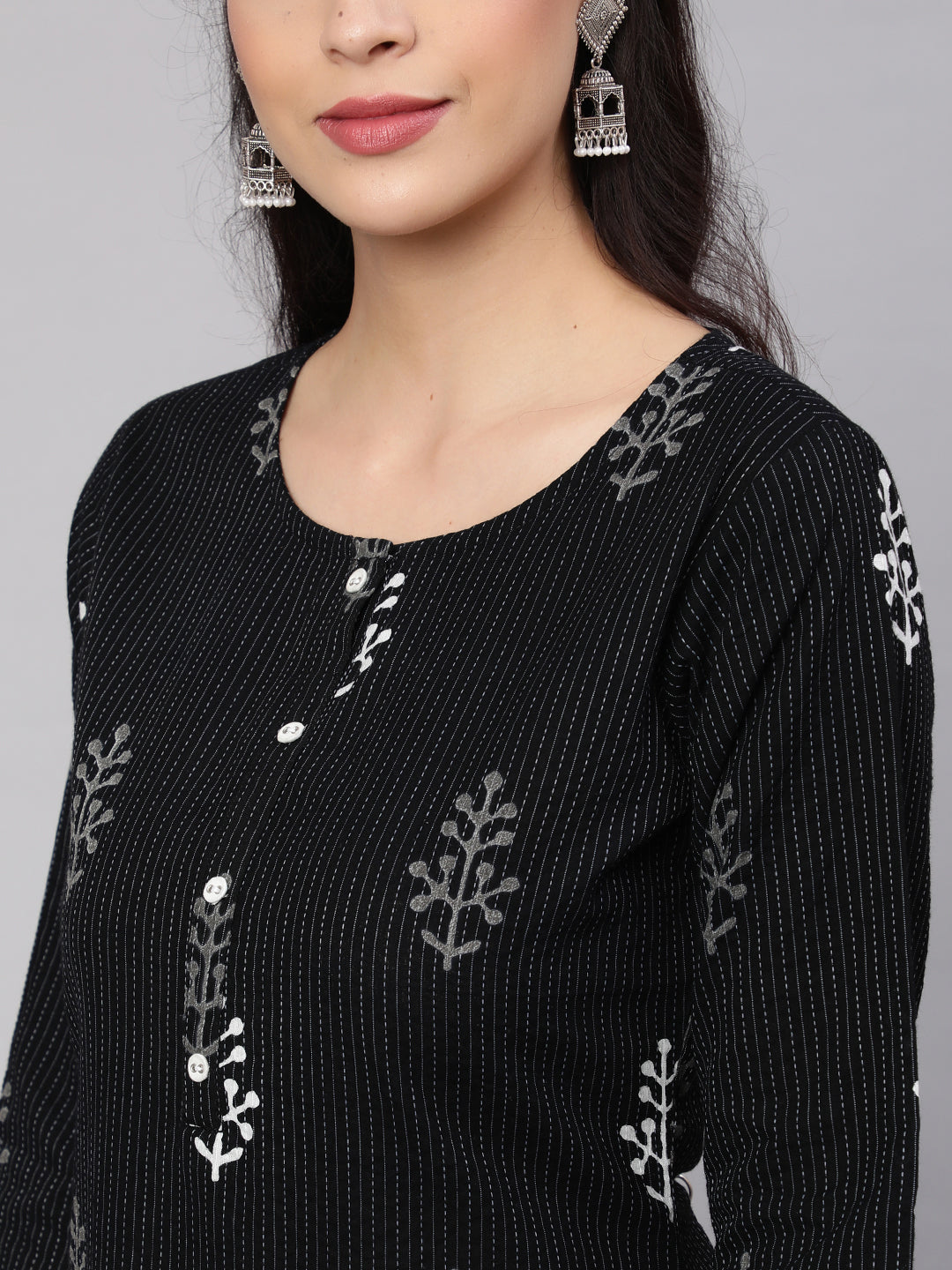 Women Black Printed straight Kurta With three quarter sleeves