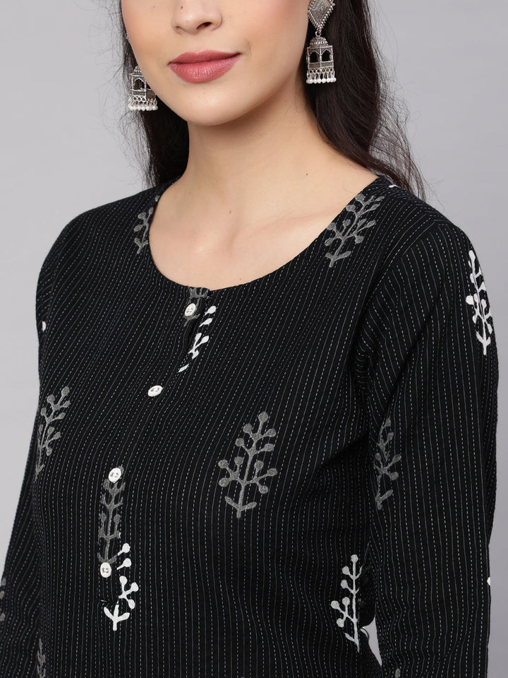 Women Black Printed straight Kurta With three quarter sleeves