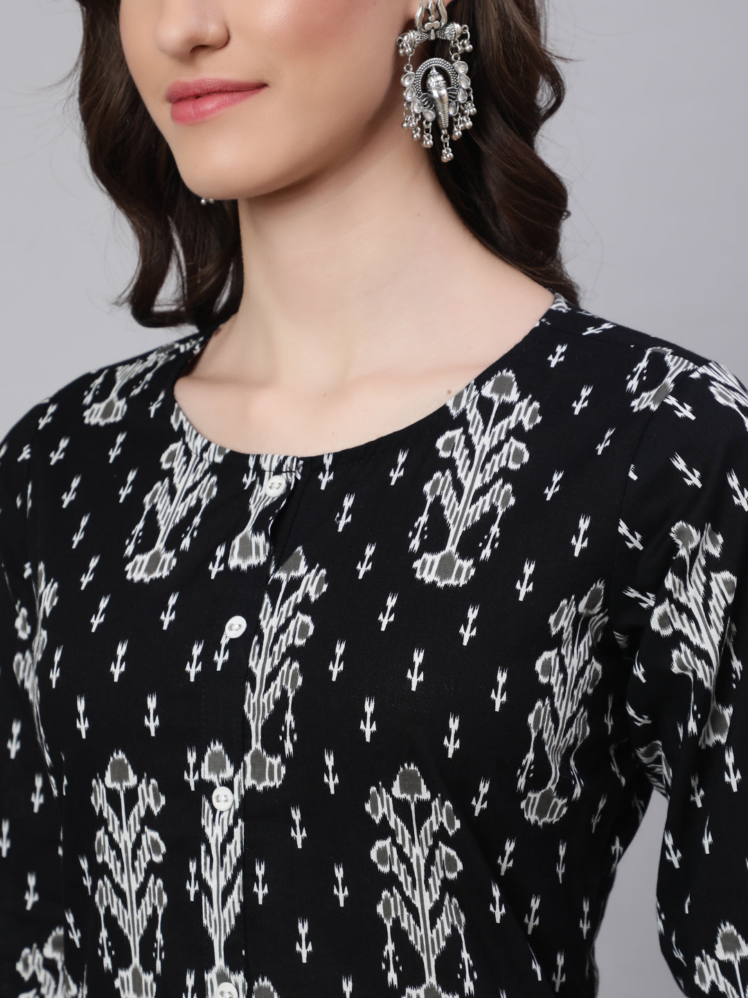 Women Black Printed straight Kurta With three quarter sleeves