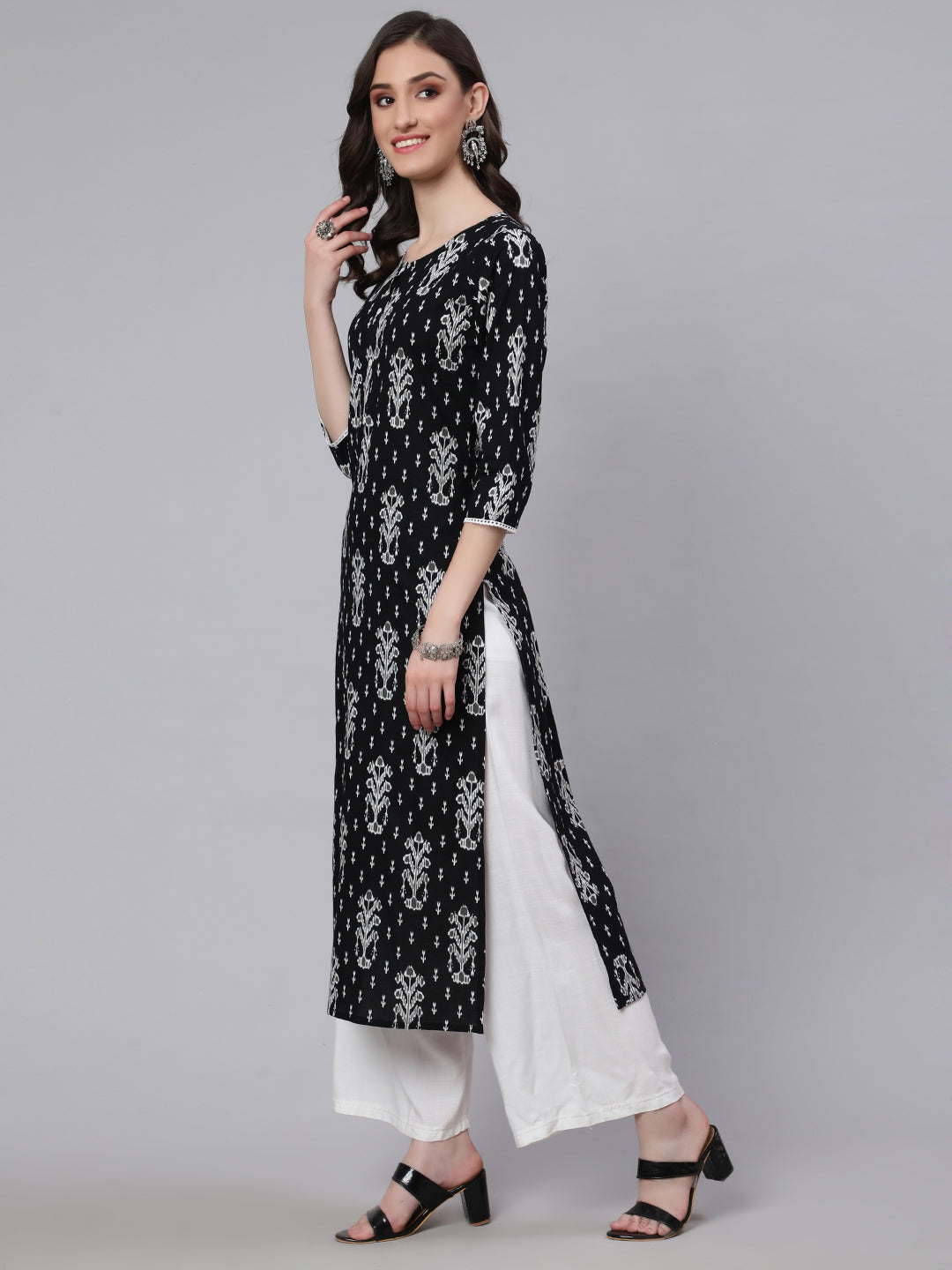 Women Black Printed straight Kurta With three quarter sleeves