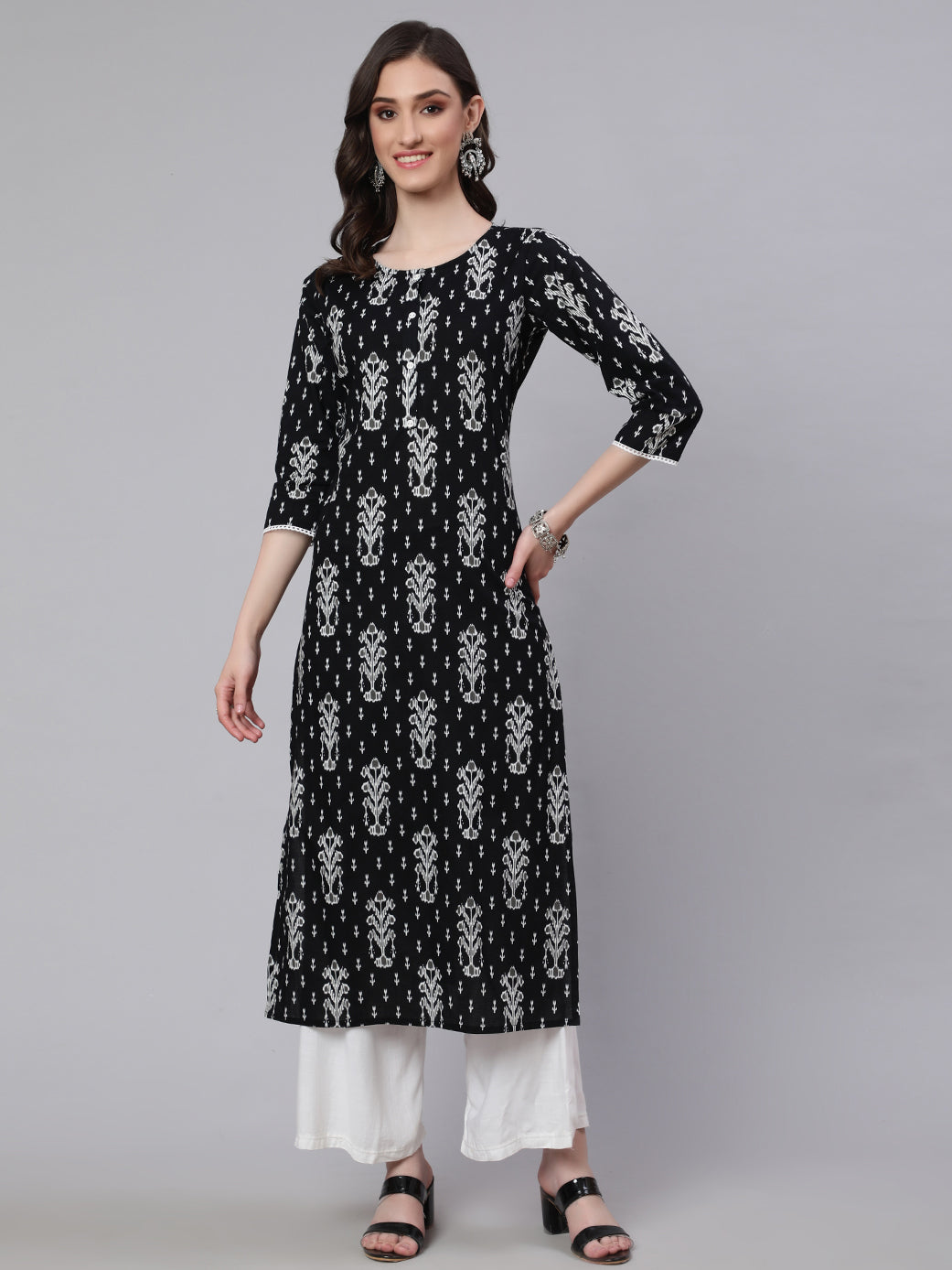 Women Black Printed straight Kurta With three quarter sleeves