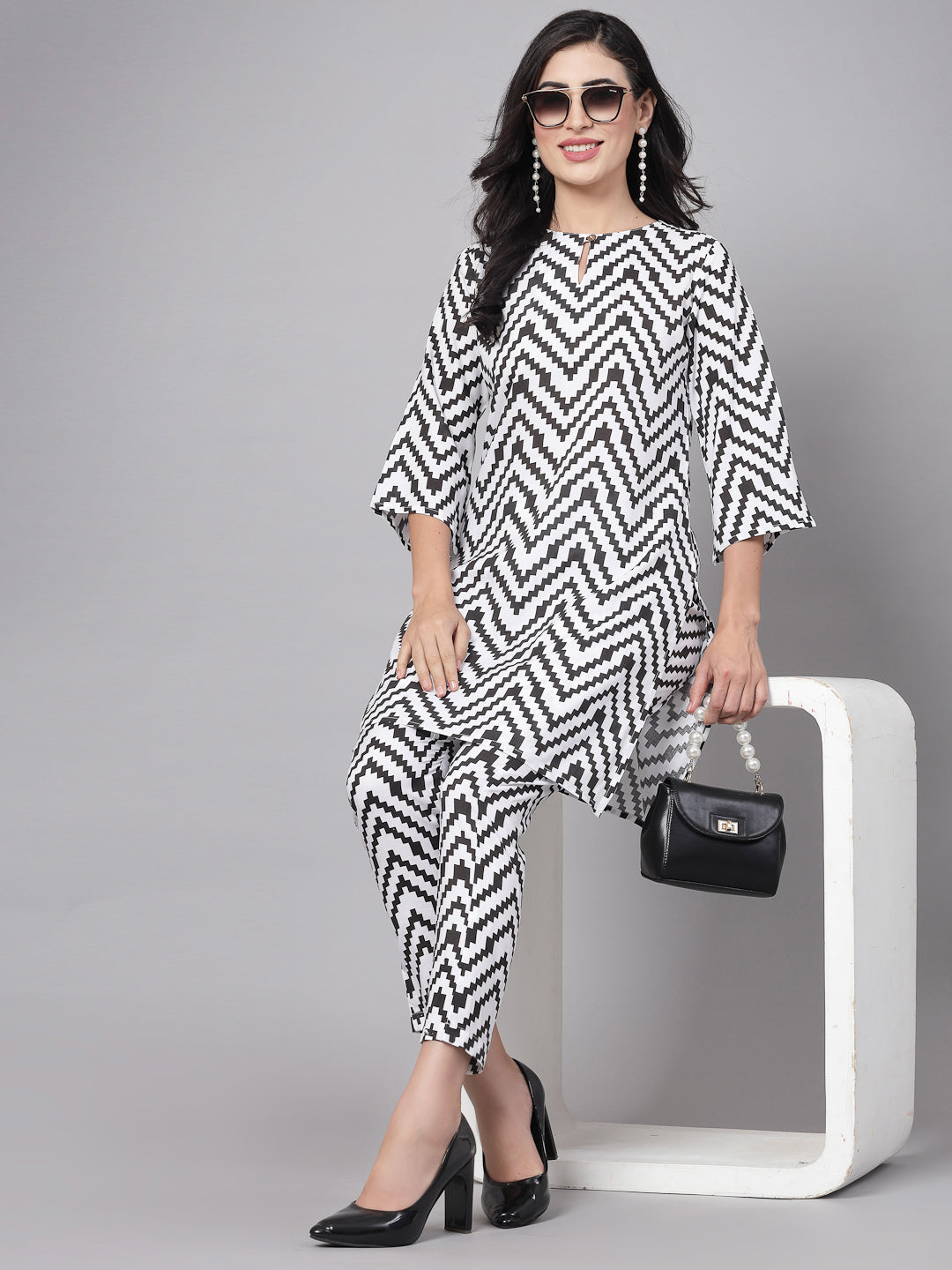 3/4 sleeves & Keyhole NeckRayon Self desgin Kurta set