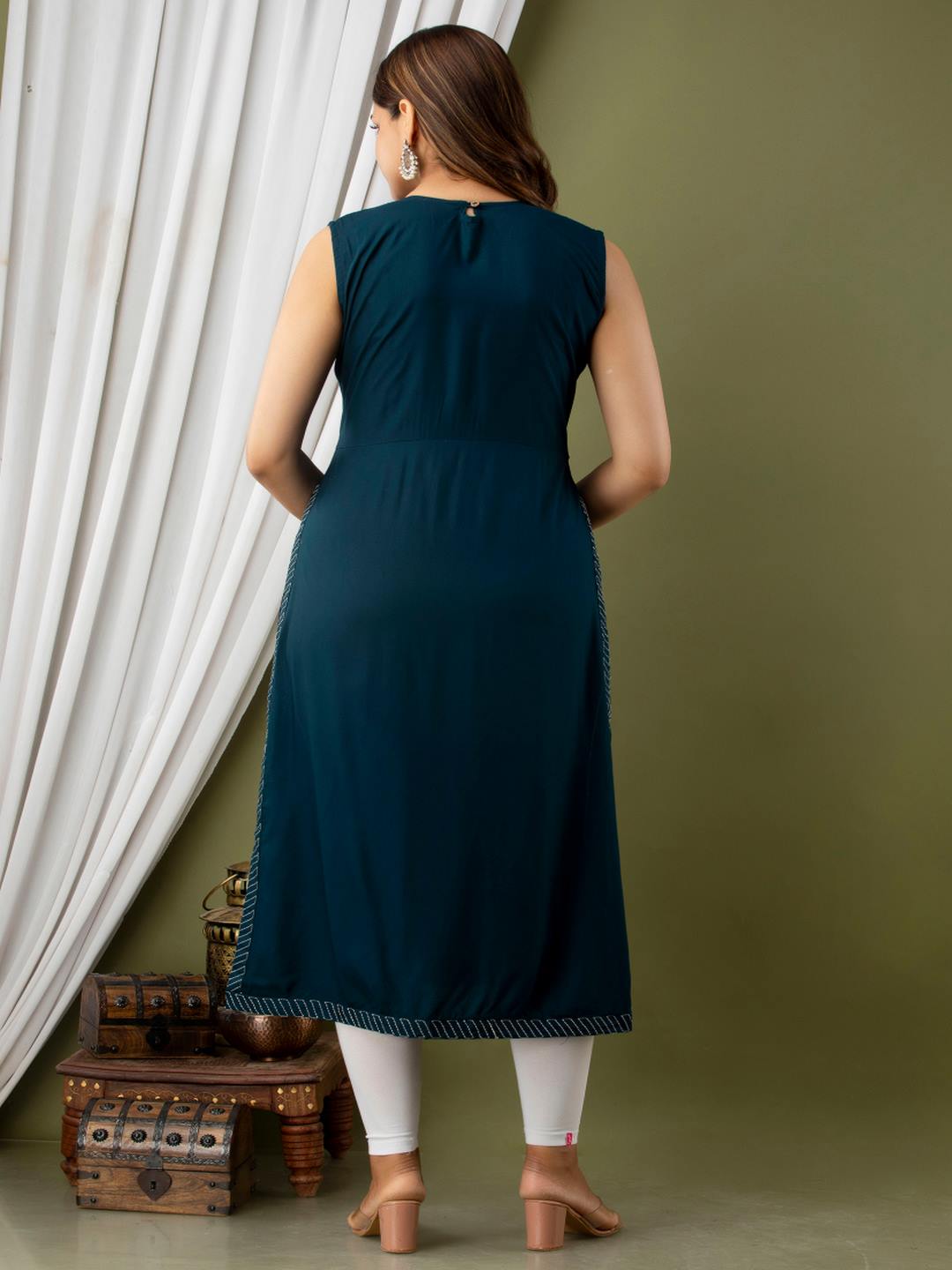 Solid Embroidered Sleeveless Straight Calf Length Kurta