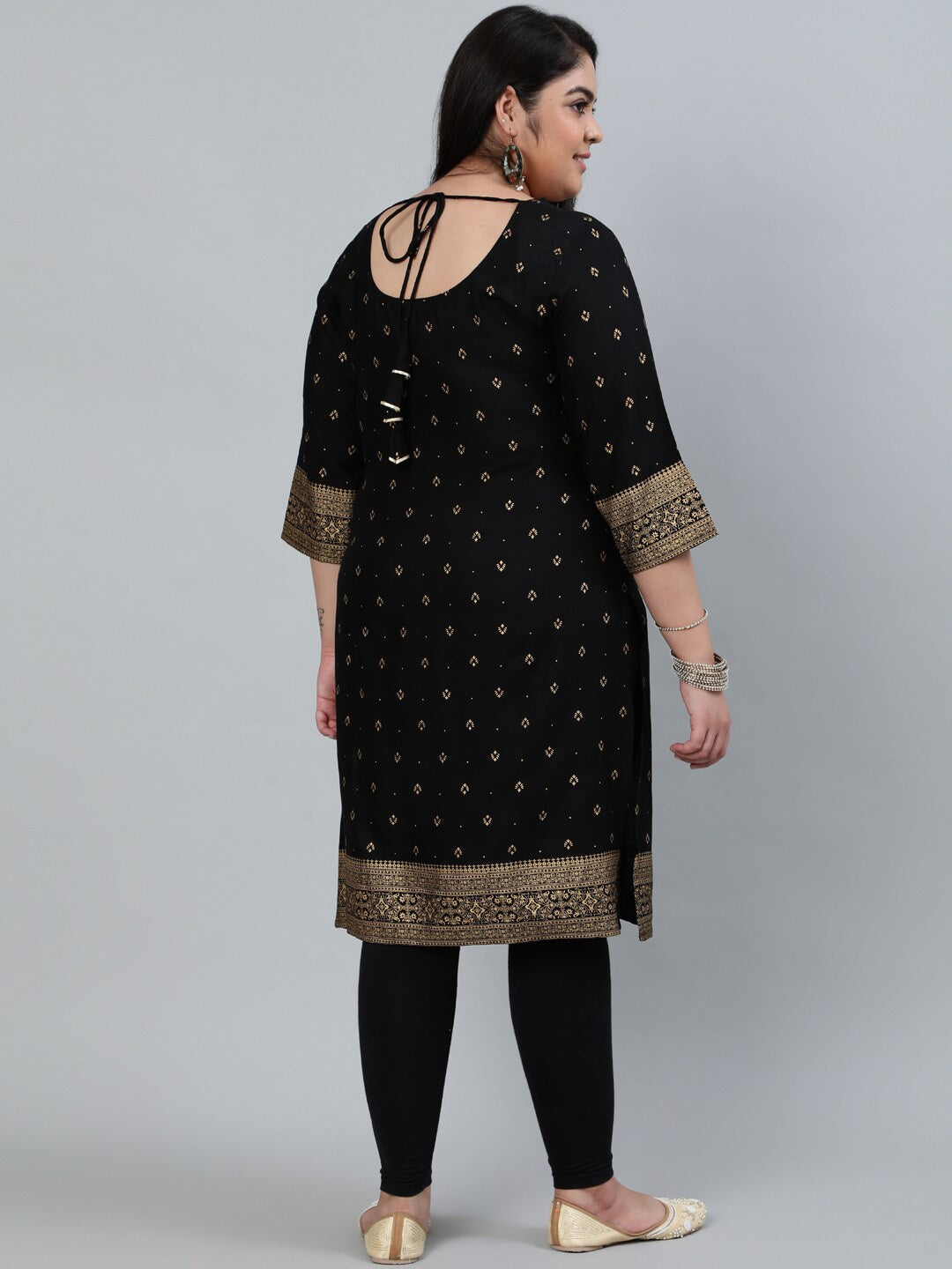 Plus Size Women Black &amp; Gold Printed Staright Kurta With Three Quarter Sleeves
